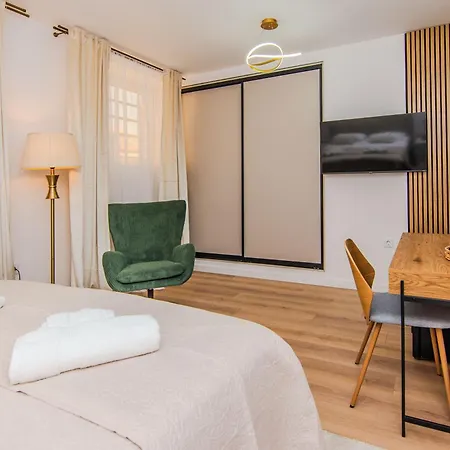 Center & Teali Apartment Split