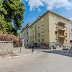 Centre & Teali Daire