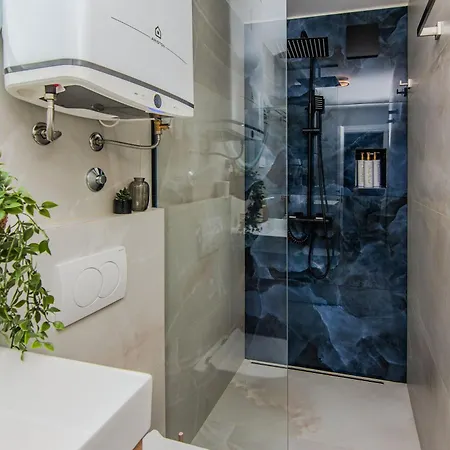 Center & Teali Split